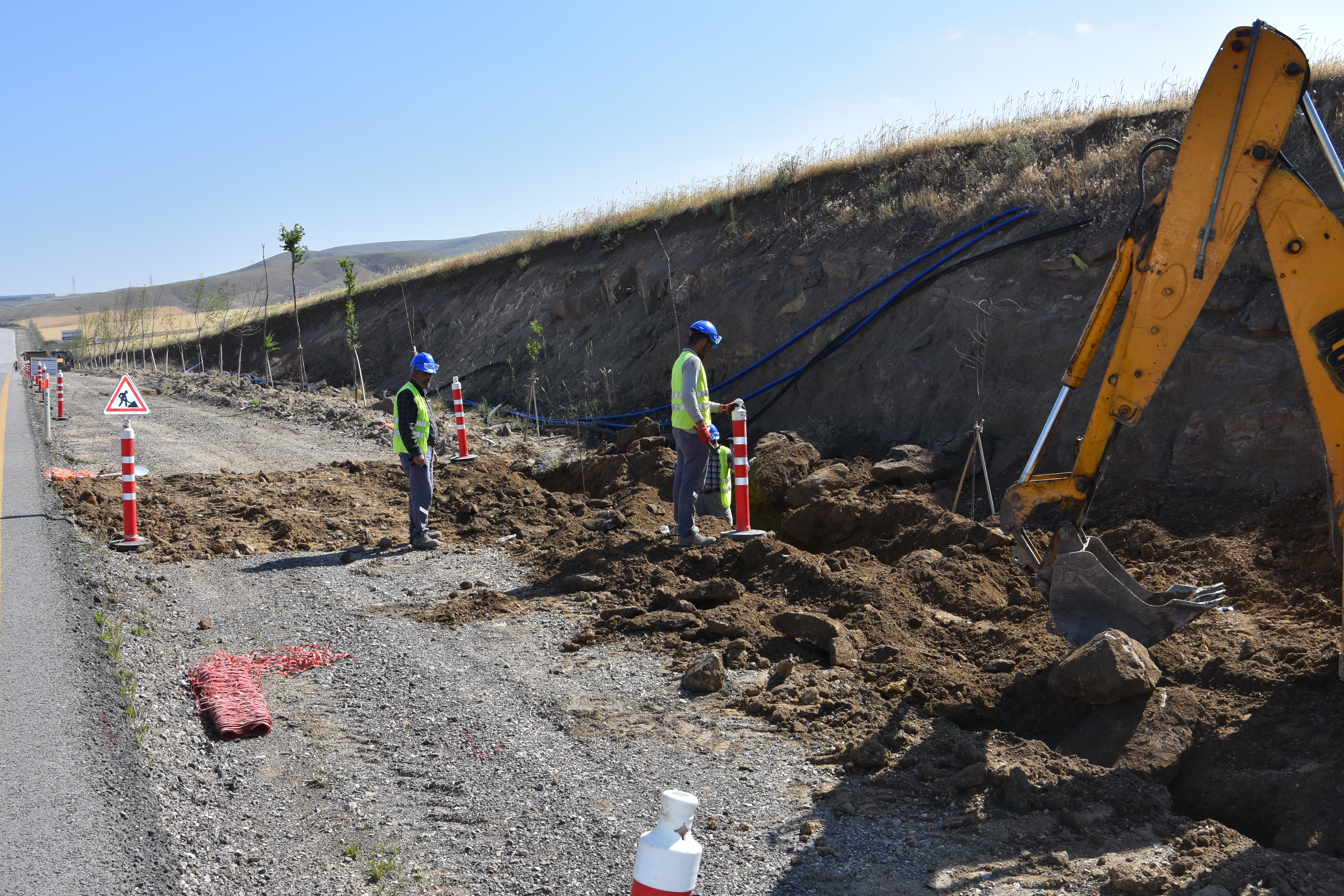 BÖLGEMİZ İLE  ESKİŞEHİR YOLU ARASI AYDINLATMA ÇALIŞMASI.