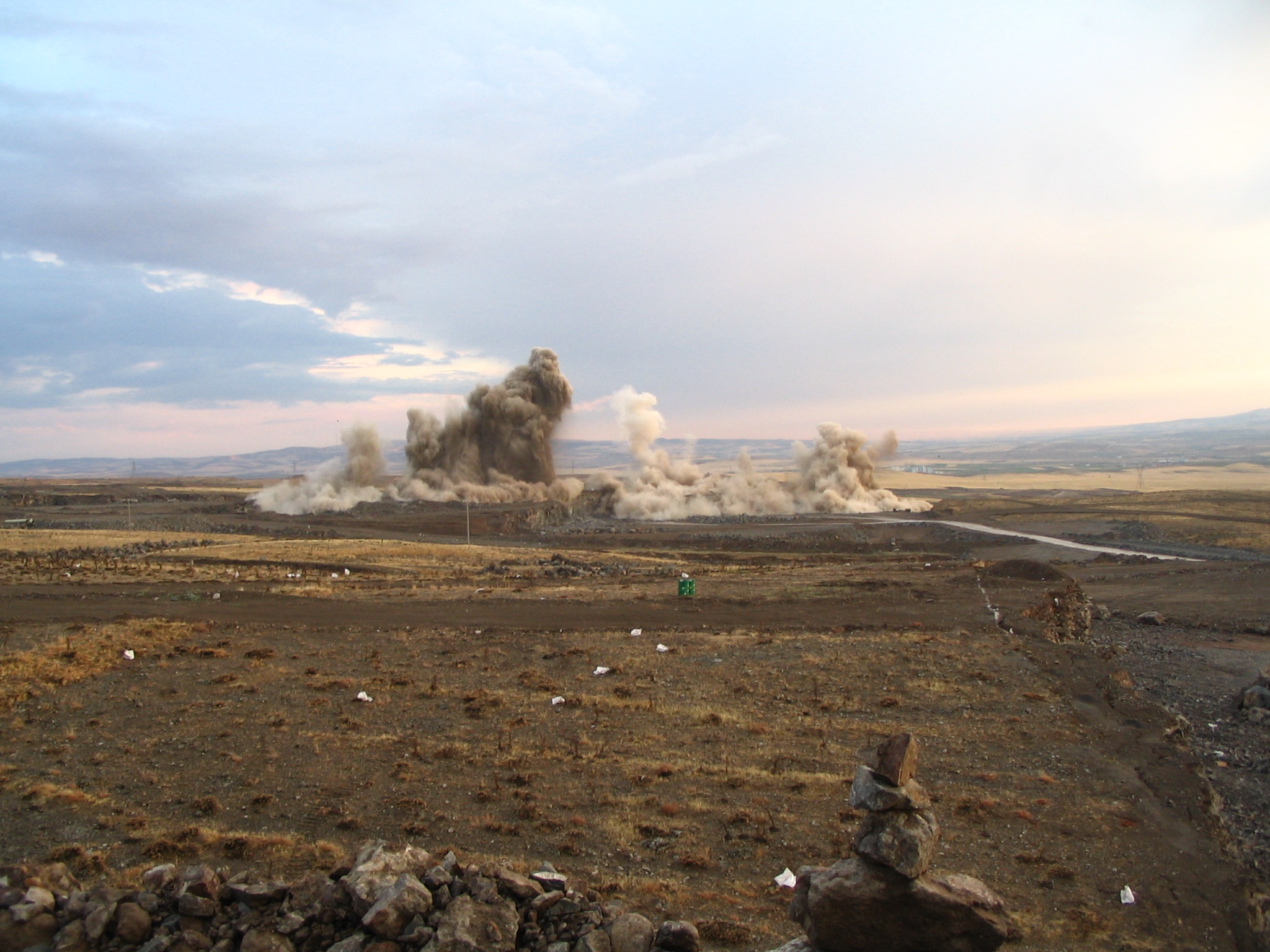 BÖLGE GENİŞLEME SAHASI YOL YAPIMI İÇİN KONTROLLÜ PATLATMA YAPILACAKTIR.