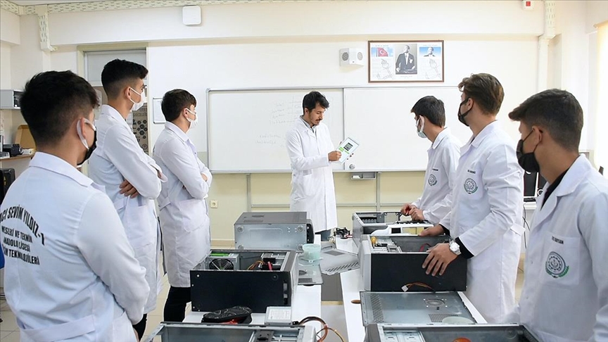 MESLEKİ EGİTİM BİLGİLENDİRME TOPLANTISI GERÇEKLEŞMİŞTİR.